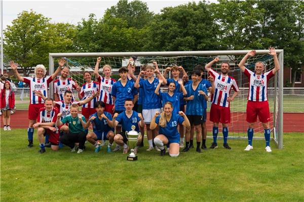 Fußballkick zum Schulabschluss Am Ende des Tages waren alle Sieger: Die Lehrerauswahl als auch der Abschlussjahrgang der KGS Norderney. Foto: Speckmann