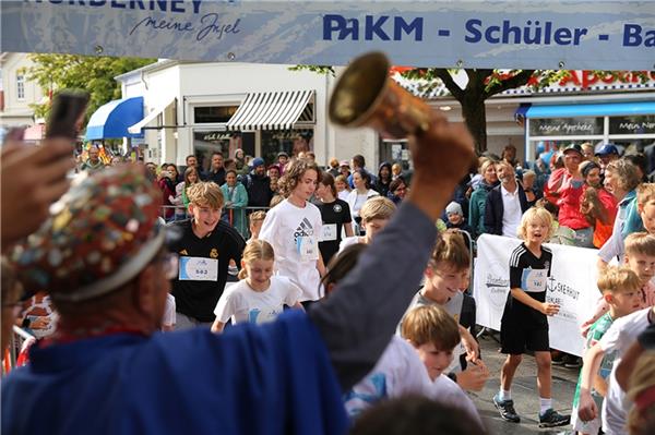 Ausrufer Bernd läutete zum Start bei den Kindern des Norderney - meine Insellaufs. 2024.