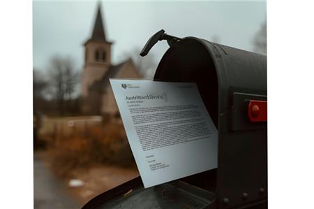Austritte machen die Arbeit der großen Kirchen schwieriger. Foto: CanvasKi