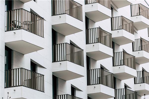 Wer durchschlägt den Knoten? Balkon an Balkon so sehen „Bettenburgen“ auch auf Norderney aus. Foto: Pixabay