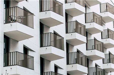 Balkon an Balkon so sehen „Bettenburgen“ auch auf Norderney aus. Foto: Pixabay