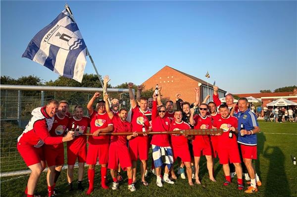 Fußball: Norderneyer Alt-Herren gewinnen beim Inselcup den Wanderpokal „Das Paddel“