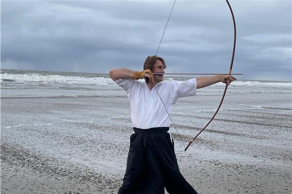 „Pfeil für Pfeil ins Jetzt“ Bogenmeister Stefan Kirner in Aktion am Strand von Norderney. Foto: Privat
