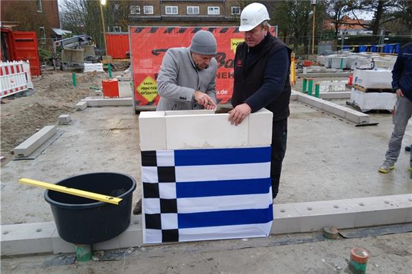 Bürgermeister Frank Ulrichs legte bei der Grundsteinlegung des neuen Personalhauses kräftig Hand an.Fotos: Jörg Valentin