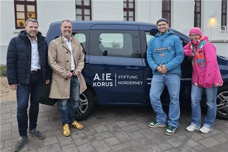 Bürgermeister Frank Ulrichs und Stiftungsvorstand Ralph Krone übergeben das Essen auf Rädern Mobil an Hol di toi mit Thomas Schreiber und Katharina Giebel. Foto: Stadt Norderney 