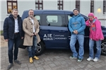Bürgermeister Frank Ulrichs und Stiftungsvorstand Ralph Krone übergeben das Essen auf Rädern Mobil an Hol di toi mit Thomas Schreiber und Katharina Giebel. Foto: Stadt Norderney 