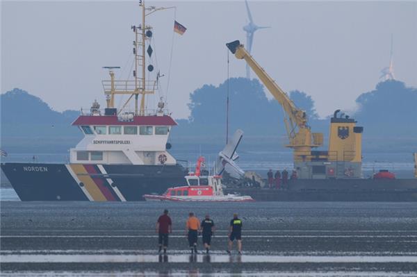 Flugzeug stürzt vor Norderney ins Meer