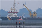 DGzRS und Tonnenleger „Norden“ bei den Bergungsarbeiten vor Norderney: Das Flugzeugwrack wird mit einem Kran an Bord gehievt. 