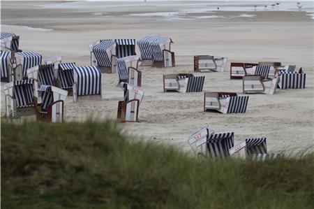 Da gibt es kein Halten mehr: Die Strandkörbe auf Norderney sind vom Winde verweht.