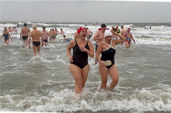 Da zischt die eisige Gischt. Die Freunde des Norderneyer Anbadens freuten sich auch bei extremen Bedingungen. Fotos: Noun