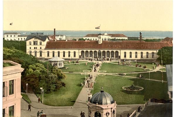 Das Conversationshaus zum Ende des 19. Jahrhunderts mit Kurplatz und weiteren historischen Gebäuden, wie einem kleinen Pavillon.Fotos: Wikipedia