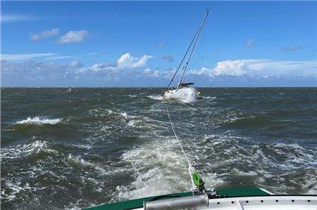 Das ging gerade noch gut – die freiwilligen Seenotretter bekamen die Yacht frei. Foto: DGzRS