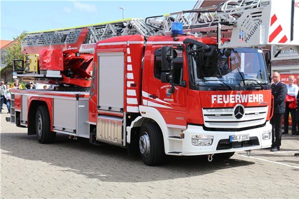 Das neue Drehleiterfahrzeug der Feuerwehr wurde der Öffentlichkeit vorgestellt.