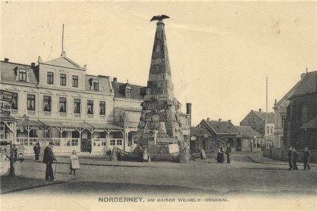 Denkmal im Jahr 1910 mit Büste des Kaisers Wilhelm I. und Reichsadler. Fotos: Wikipedia