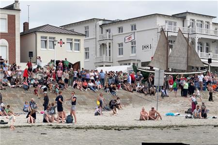 Dichtes Gedränge bei den Vorführungen der Lebensretter der DGzRS am Weststrand.