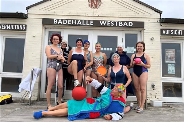 Die Badehalle ist Treffpunkt der Thalasso-Jünger.