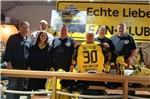 Die Ehrengäste aus Dortmund sowie der alte und neue Vorstand des BvB Fan-Clubs Norderney. Fotos: Jörg Valentin