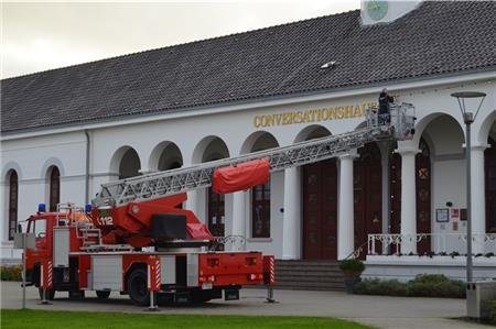 Die Feuerwehr unterstützte die Mitarbeiter des städtischen Betriebs bei den Arbeiten in luftiger Höhe.