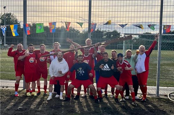 Alt-Herren gewinnen Inselcup Die Freude über den zweiten Gewinn des Inselcups ist den Spielern der Alt-Herren ins Gesicht geschrieben. Foto: privat