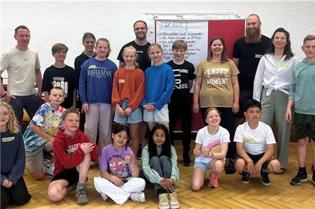 Die Klasse 6b mit Studienrat Jens Harms, Sozialpädagoge Thomas Schreiber und den Teamern Jonas Mehmke und Jennifer Jill Thomsons. 