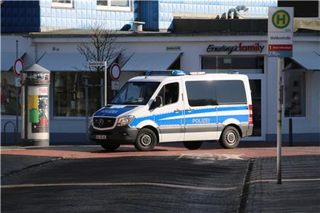 Die Polizei fuhr mit Fahrzeugen mit Lautsprechern durch die Straßen und forderte Urlauber auf, die Insel zu verlassen. Foto: nuon