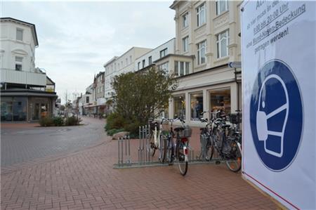 Die Straßen auf Norderney sind derzeit oft menschenleer, trotzdem muss eine Mund-Nasen-Bedeckung getragen werden.