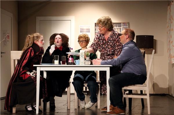 Die Vampire Rüdiger und Anna sind zu Gast bei Antons Familie. Das angebotene Essen schmeckt ihnen so gar nicht. (V.l. Alea Everken, Stina-Marie Hambücker, Miriam Trneny, Ursula Kunkel-Nuhn, Karsten Nuhn). Fotos: Antje Köser