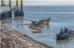 Ein Raupenbagger ist am Mittwochvormittag im Hafen von Norderney vom Weg abgekommen und teilweise im Watt eingesunken.