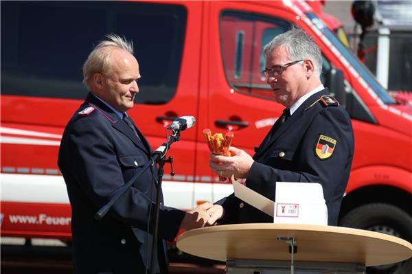 Ein symbolisches Geschenk des Feuerwehrpräsidenten an die Norderneyer Wehr.