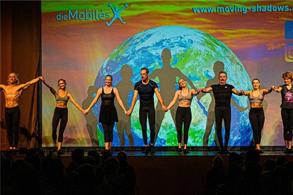 Magische Schatten im Kurtheater Eine Attraktion erwartet die Besucher im Kurtheater: „Die Mobilés“ haben sich angesagt. Fotos. privat