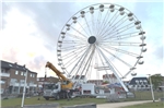 Fast fertig: Ab heute soll das Riesenrad auf dem Theaterplatz geöffnet sein. Foto: Noun