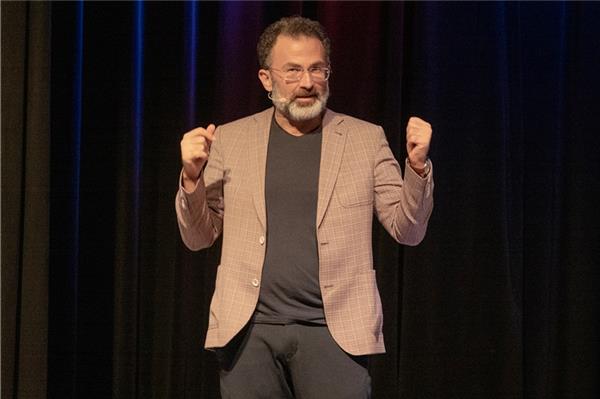 Gesellschaftskritik mit Humor Fatih Çevikkollu lieferte Gesellschaftskritik mit einer Prise an Humor ab. Fotos: Uwe Schneider
