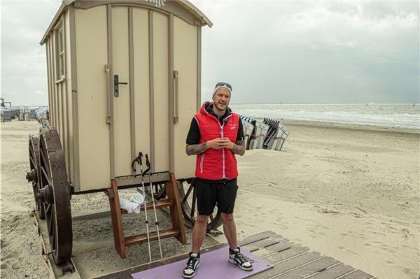 Freddy Kämmerer ist beim Staatsbad für den Strandsport und die Strandmassage verantwortlich. Foto: Uwe Schneider 