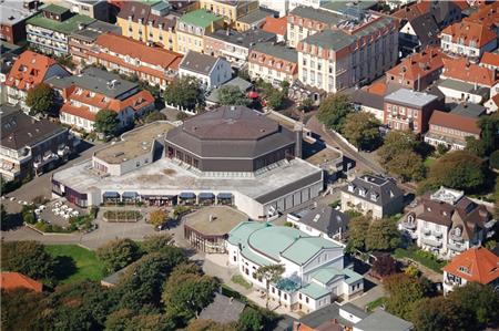 Früher optisch eine Einheit: HdI und historisches Kurtheater. Fotos: Archiv der Stadt Norderney