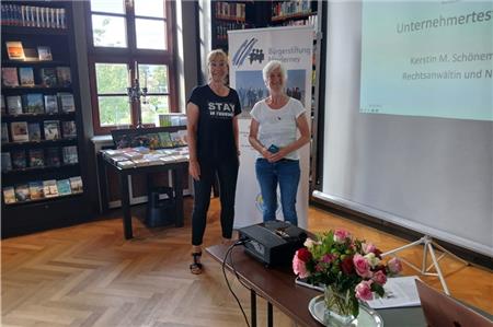 Führten durch den informativen Abend zum Thema Unternehmensnachfolge: Rechtsanwältin und Notarin Kerstin Schönemann und Karin Rass von der Bürgerstiftung Norderney. Foto: Jörg Valentin