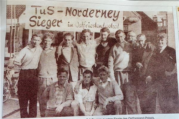 Großer Empfang. Nach dem 2:1-Triumph bei Oberligist Germania Leer und der Rückkehr auf die Insel wurden die Spieler des TuS Norderney begeistert gefeier.