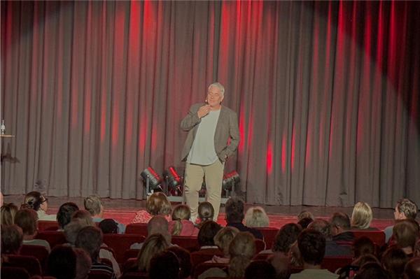 „Scherztherapie“ im Kurtheater Hat einen scharfen Blick auf die alltäglichen Absurditäten: Comedian Ingo Oschmann. Fotos: Schneider