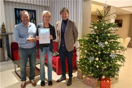 Hotelier Karl-Heinz „Kalle“ Sigges, seine Gattin Beate und Norderneys Kurdirektor Wilhelm Loth als Überbringer der guten Nachricht des Heilbäderverbandes Niedersachsen mit der Urkunde und Zertifizierung als geprüftes Thalassohotel. Fotos: jva