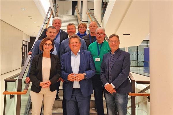 Im Hintergrund die Norderneyer Delegation mit Bürgermeister Frank Ulrichs (zweite Reihe links) bei Gesundheitsminister Dr. Andreas Philippi (Mitte, vorn). Foto: Stadt Norderney