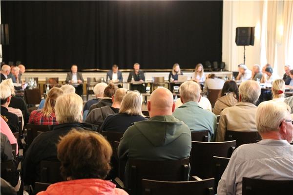Besonnene Diskussion im Rat Im Mittelpunkt des Interesses der Insulaner bei der Ratssitzung stand das Dauerthema Zweckentfremdungssatzung. Fotos: Noun