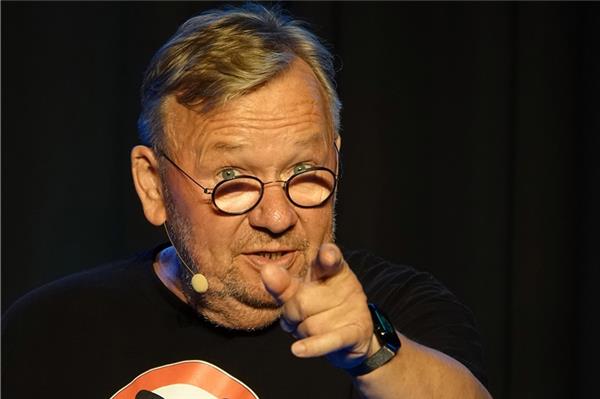 Kabarettist Bernd Stelter weiß, wie er sein Publikum zum Beben bringt. Fotos. Schneider