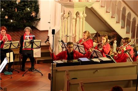 Kantorin Gudrun Fliegner an der Orgel moderierte den Christmas Brass. Fotos: Antje Köser