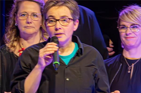 Kantorin Gudrun Fliegner, wie man sie kennt: Hier beim Neujahrsempfang des Bürgermeisters als musikalische Leiterin des Gospelchores; Starfish Singers“. Foto: Schneider