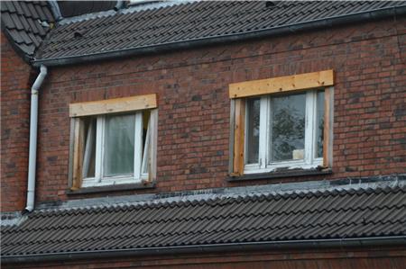 Kaputte Fensterlaibungen und -stürze an der FSK. 