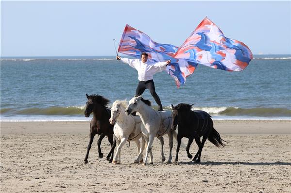 Ein Jubiläum mit Gänsehaut Lorenzo, der „fliegende Franzose“ begeisterte am Norderneyer Nordstrand. Foto: Noun