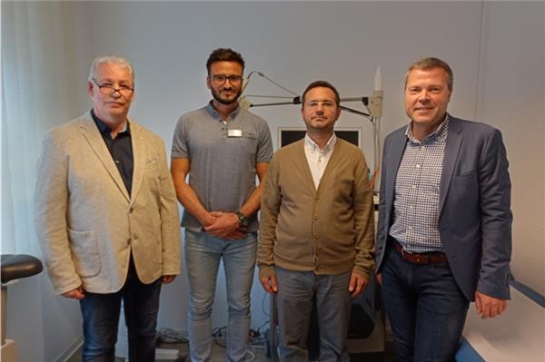MVZ-Geschäftsführer Uwe Peters (v.l.), Dr. Lukas Martyniak, Housam Eddin Zaghnoun und Bürgermeister Frank Ulrichs bei der Vorstellung der neuen Ärzte des Medizinischen Versorgungszentrums auf Norderney. Foto: bos