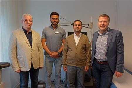 MVZ-Geschäftsführer Uwe Peters (v.l.), Dr. Lukas Martyniak, Housam Eddin Zaghnoun und Bürgermeister Frank Ulrichs bei der Vorstellung der neuen Ärzte des Medizinischen Versorgungszentrums auf Norderney. Foto: bos