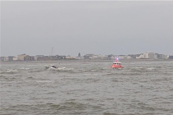 Mitten in der gefährlichen Brandungszone: Vor Norderney bringen die Seenotretter mit dem Seenotrettungsboot Woltera der DGzRS zwei Segler in letzter Minute in Sicherheit. Foto: Die Seenotretter – DGzRS
