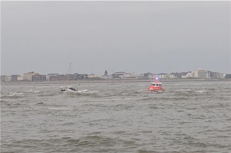 Mitten in der gefährlichen Brandungszone: Vor Norderney bringen die Seenotretter mit dem Seenotrettungsboot Woltera der DGzRS zwei Segler in letzter Minute in Sicherheit. Foto: Die Seenotretter – DGzRS
