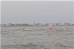 Mitten in der gefährlichen Brandungszone: Vor Norderney bringen die Seenotretter mit dem Seenotrettungsboot Woltera der DGzRS zwei Segler in letzter Minute in Sicherheit. Foto: Die Seenotretter – DGzRS